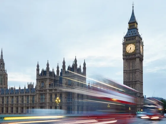 big-ben-and-palace-of-westminster-red-buses-P8DHRNZ